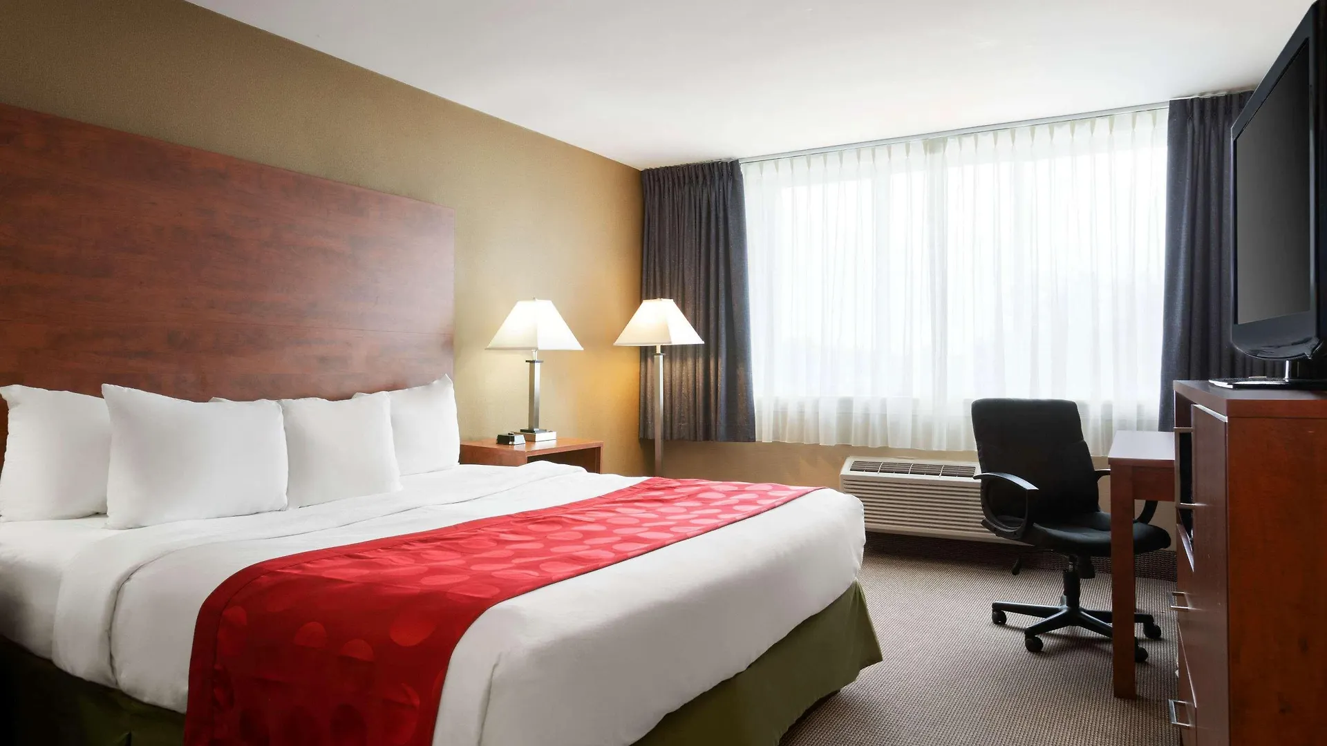 Ramada Plaza By Wyndham Montreal Hotel